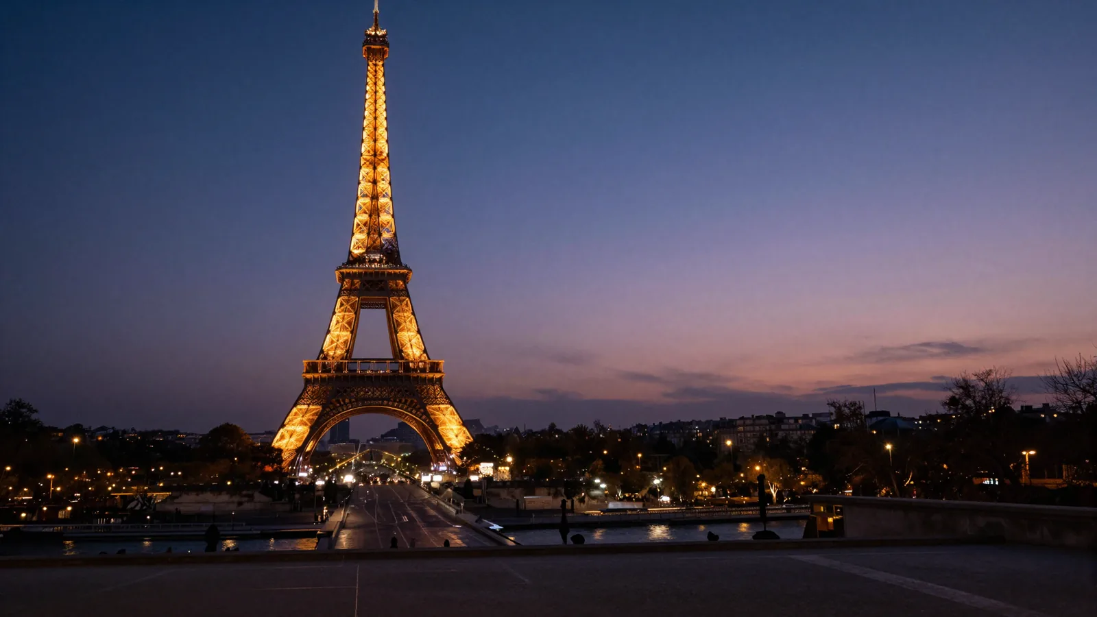 Torre Eiffel iluminada al atardecer desde el Trocadero